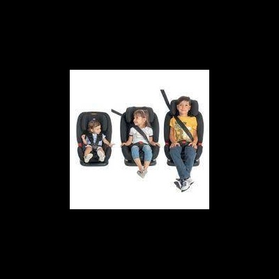 Três cadeiras auto para crianças em tamanhos diferentes com cintos de segurança