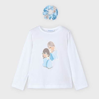T-shirt branca de manga comprida com estampa de personagens e scrunchie azul