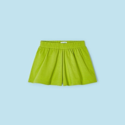 Shorts verdes com cós elástico em fundo azul claro