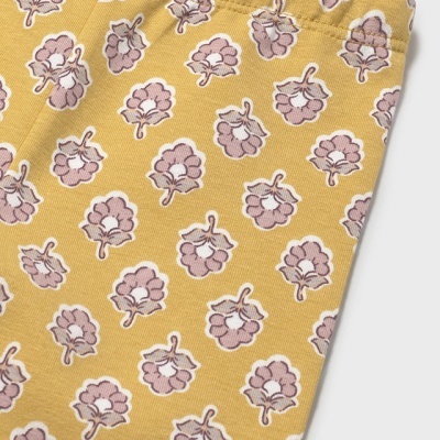 tecido amarelo com flores roxas e brancas estampadas