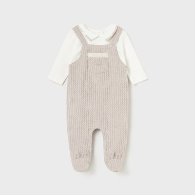 Macacão de bebé bege claro com camisa branca