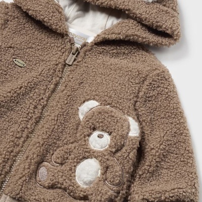 Casaco castanho peludo com capuz e aplicação de ursinho