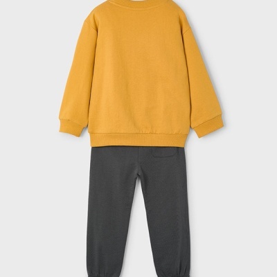 Conjunto infantil amarelo e cinzento sobre fundo cinzento claro