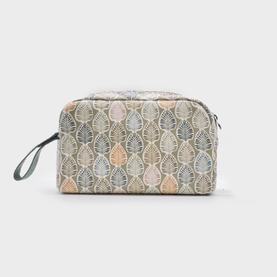 Necessaire bege com padrão de folhas coloridas e fecho de correr cinza