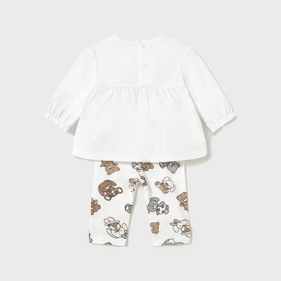 Conjunto infantil com blusa branca de mangas compridas e calças estampadas com ursos em branco e castanho.