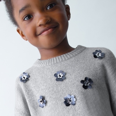 Camisola cinzenta de malha com flores aplicadas em tons de cinza e preto