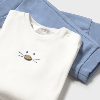 Conjunto de roupa infantil branca e azul com bordado e botão na gola