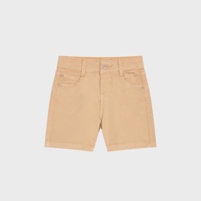 Calções castanhos claros para criança em fundo branco