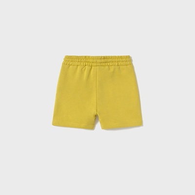 Calções amarelos com cintura elástica sobre fundo branco