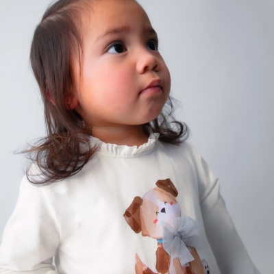 Camisola branca de criança com estampa de cão castanho e bege e laço cinza
