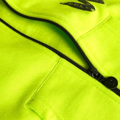 Peça de roupa amarela fluorescente com fecho de correr preto e bolso