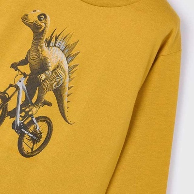 Camisola amarelo mostarda com estampa dinossauro em bicicleta