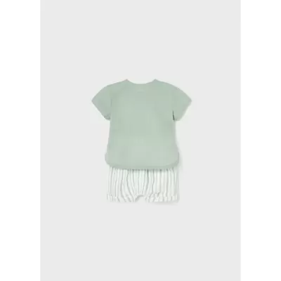 Conjunto infantil: t-shirt verde-água e calções brancos às riscas cinzentas