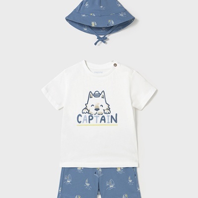 Conjunto infantil de camisola branca com gato e calções e chapéu azuis com padrão de barcos