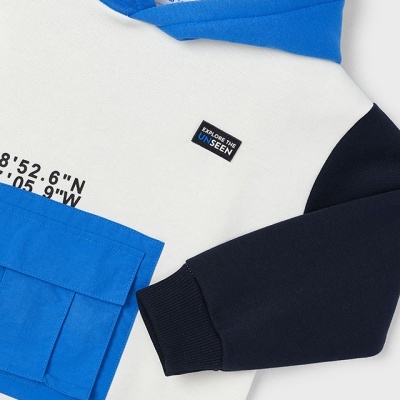 Sweatshirt com capuz azul, branco e preto com bolso e textos impressos.