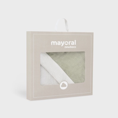 Caixa cinzenta com manta branca e verde para recém-nascidos
