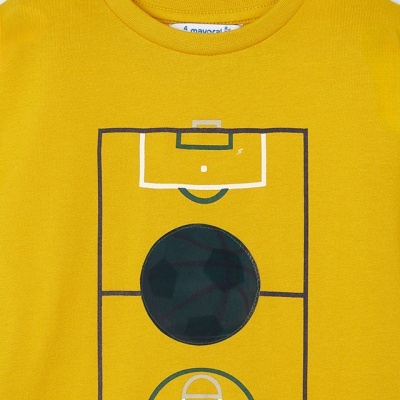 T-shirt amarelo mostarda com estampa de campo e bola de futebol