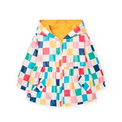 Casaco infantil colorido com padrão de quadrados e capuz amarelo