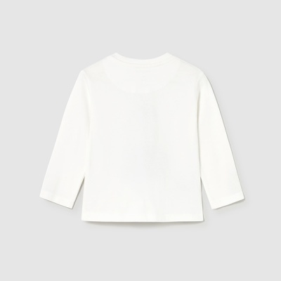 Camisola branca de manga comprida vista por trás