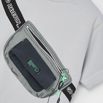 T-shirt branca com estampa de pochete cinza e auriculares pretos