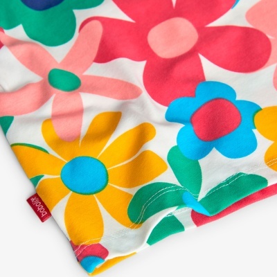 Tecido branco com padrão colorido de flores grandes e etiqueta boboli