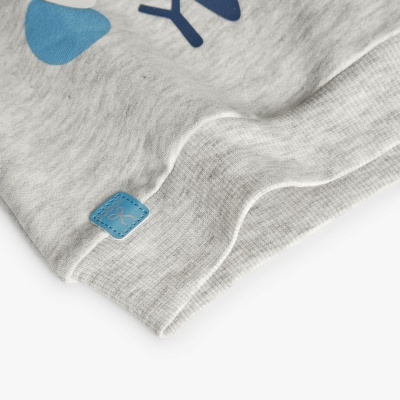 tecido cinza claro com detalhe azul claro e padrão de letras azuis