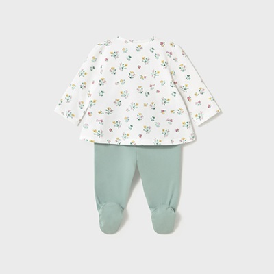 Conjunto de bebé com camisola branca floral e calças verdes com pés