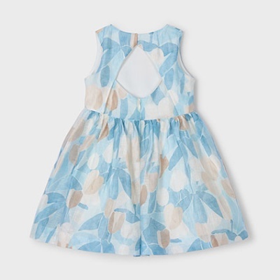 Vestido infantil azul com padrão floral e recorte atrás