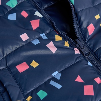 Colete acolchoado azul escuro com padrões geométricos coloridos