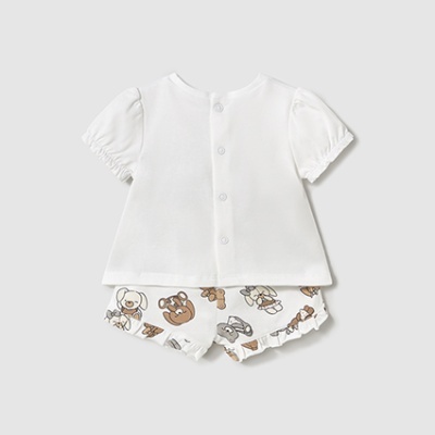 Conjunto de roupa bebé com t-shirt branca e calções estampados com ursinhos.