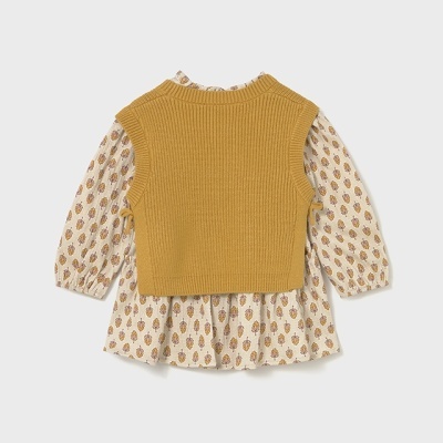 Vestido infantil creme com padrão castanho e colete amarelo de malha