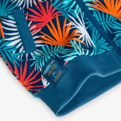 Roupa com padrão tropical e etiqueta TROPICAL Play by boboli