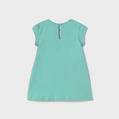 Vestido infantil azul claro com mangas curtas e botão atrás