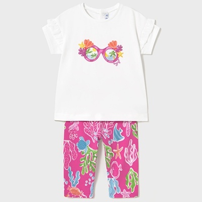 Conjunto infantil com t-shirt branca estampada e leggings rosas com padrão marinho