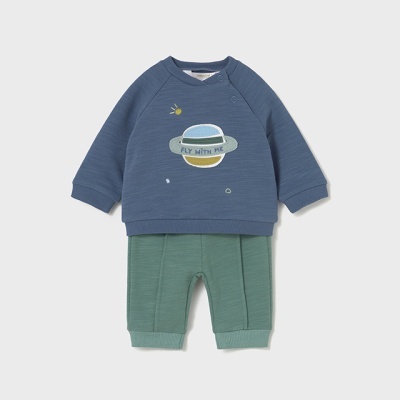 Conjunto de bebé azul e verde com estampa de planeta e texto