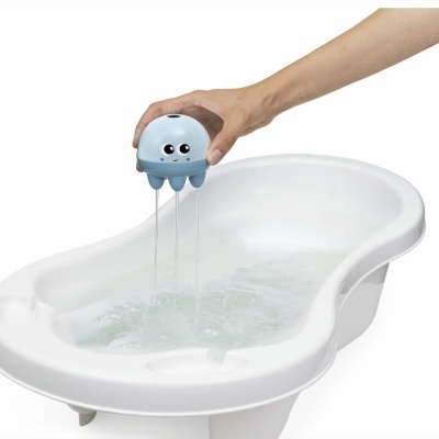 Brinquedo de banho em forma de polvo azul claro sobre banheira branca