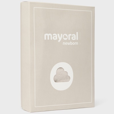 Caixa bege com texto 'mayoral newborn' e janela oval com padrão de nuvem