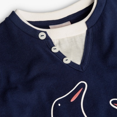 Camisola azul escuro com gola em V e estampa de pinguim