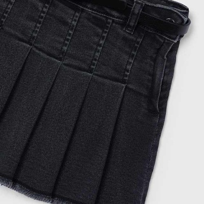 Saia curta plissada em denim preto com cinto fino de couro preto