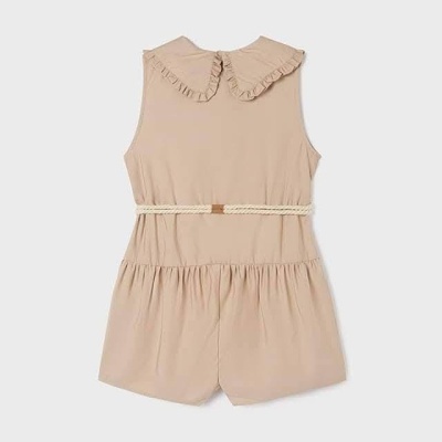 Macacão curto bege com gola e cinto corda em fundo branco