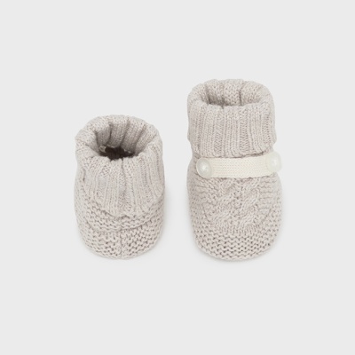Botins de bebé em malha bege clara com botão e padrão trançado