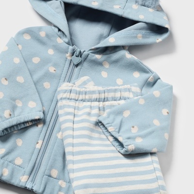 Conjunto de roupa de criança azul claro com bolinhas brancas e calças riscas