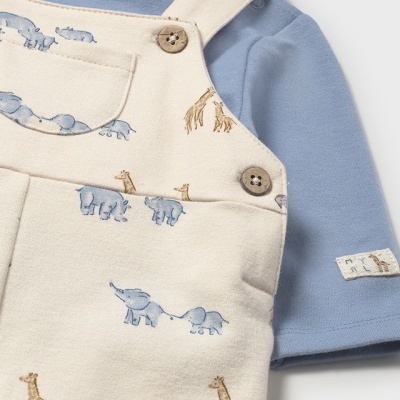 Conjunto de roupa infantil azul e creme com estampas de elefantes e girafas