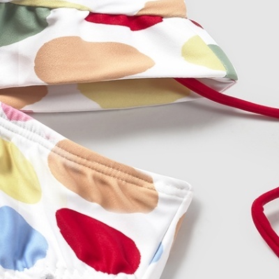 Bikini de duas peças colorido com padrão de manchas sobre fundo branco