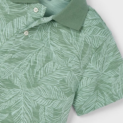 Polo verde claro com padrão de folhas brancas e gola verde
