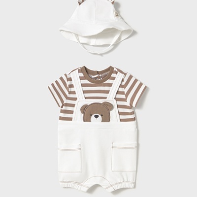 Conjunto de bebé com body riscado castanho, jardineiras brancas e chapéu branco com orelhas.