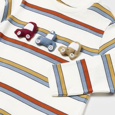 Camisola de criança com riscas coloridas e apliques de carrinhos