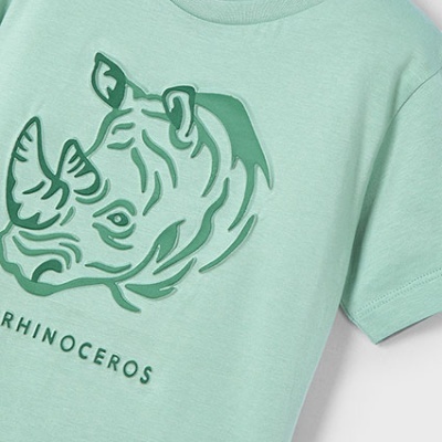 Camiseta verde clara com estampa de rinoceronte e texto RHINOCEROS