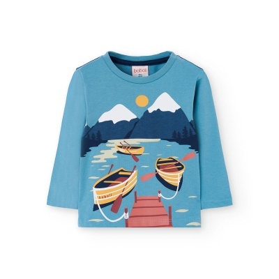 Camisola azul para criança com estampado de barcos e montanhas