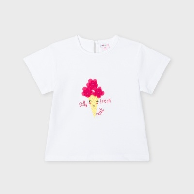 T-shirt branca com estampa de gelado e texto colorido